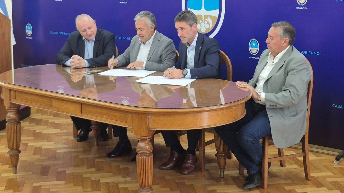 El momento de la firma de la adenda del Plan Hídrico junto a Irrigación, Mekorot y el CFI. El momento de la firma de la adenda del Plan Hídrico junto a Irrigación, Mekorot y el CFI.