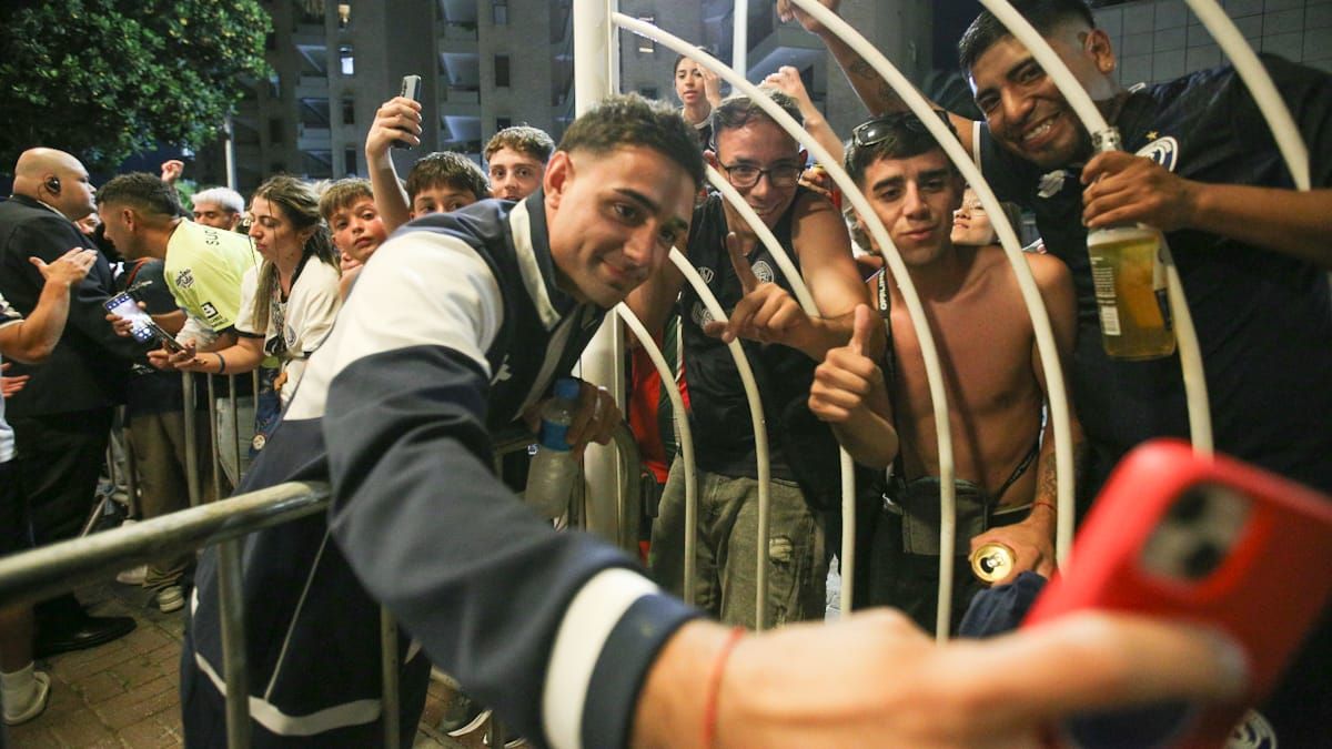 Pasión por Independiente Rivadavia en Barra de Tijuca: hinchas y jugadores, juntos en la noche carioca