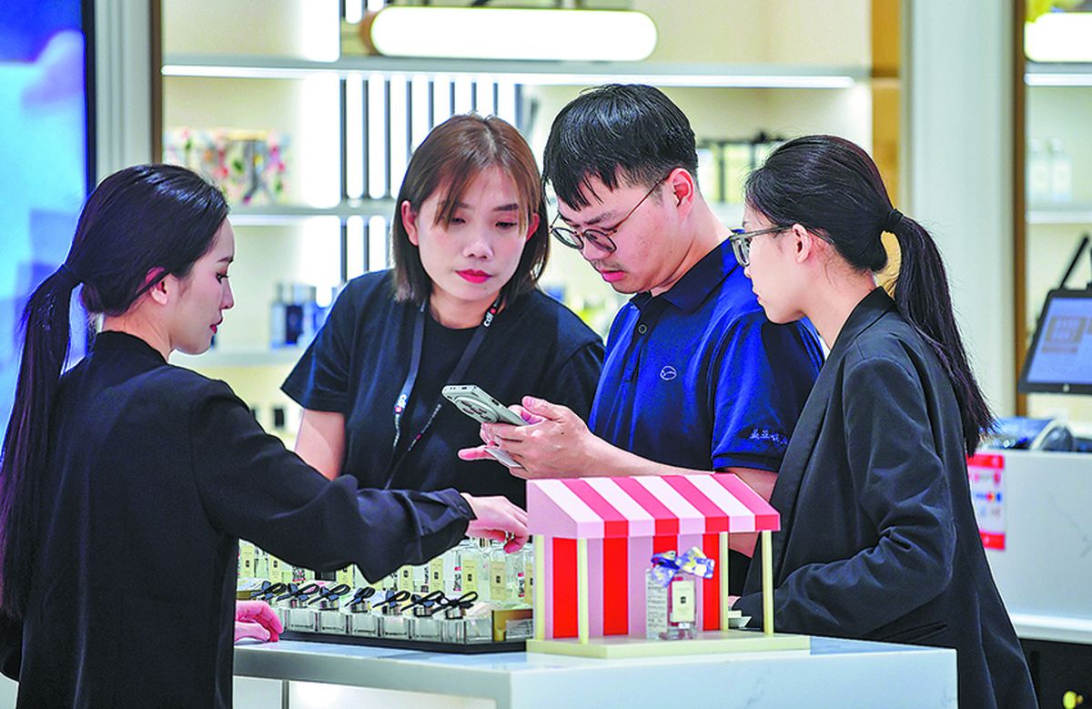 Visitantes observan unas gafas de inteligencia artificial de la empresa china iFLYTEK en la Exposición Internacional de Productos de Consumo de China, en Haikou, provincia de Hainan, el 13 de abril. WANG JING / CHINA DAILY.