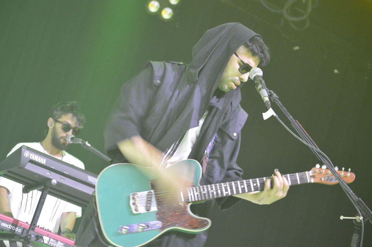 El tecladista de Cruzando el Charco, Damian Rodríguez, junto al guitarrista Nahuel Piscitelli. El tecladista de Cruzando el Charco, Damian Rodríguez, junto al guitarrista Nahuel Piscitelli.