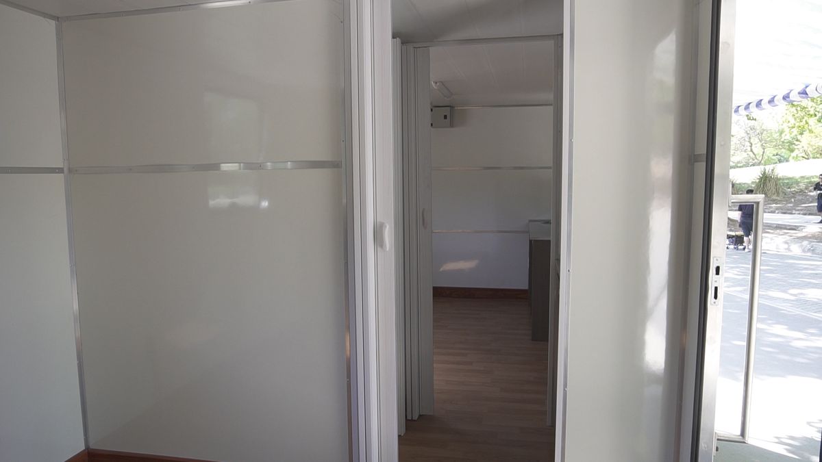 Tiene varios compartimentos para almacenar medicamentos y el instrumental. Tiene varios compartimentos para almacenar medicamentos y el instrumental.