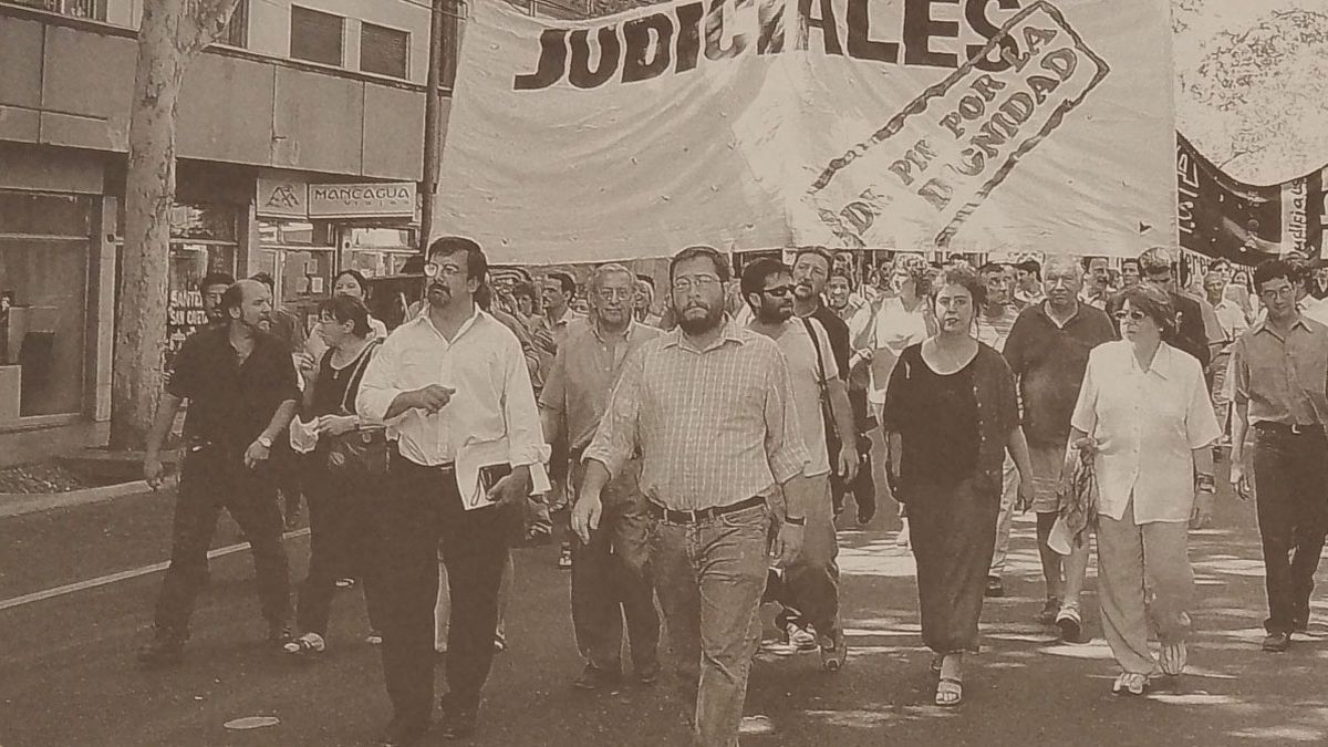 Principio de los 2000. Ordóñez encabeza una marcha de judiciales por calle San Martín. Se ve allí también a Raquel Blas. Foto gentileza Eva Guevara. Principio de los 2000. Ordóñez encabeza una marcha de judiciales por calle San Martín. Se ve allí también a Raquel Blas. Foto gentileza Eva Guevara.