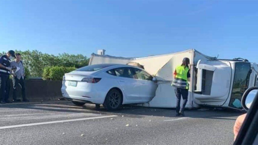 Video: falló el piloto automático del Tesla y se estrelló contra un camión