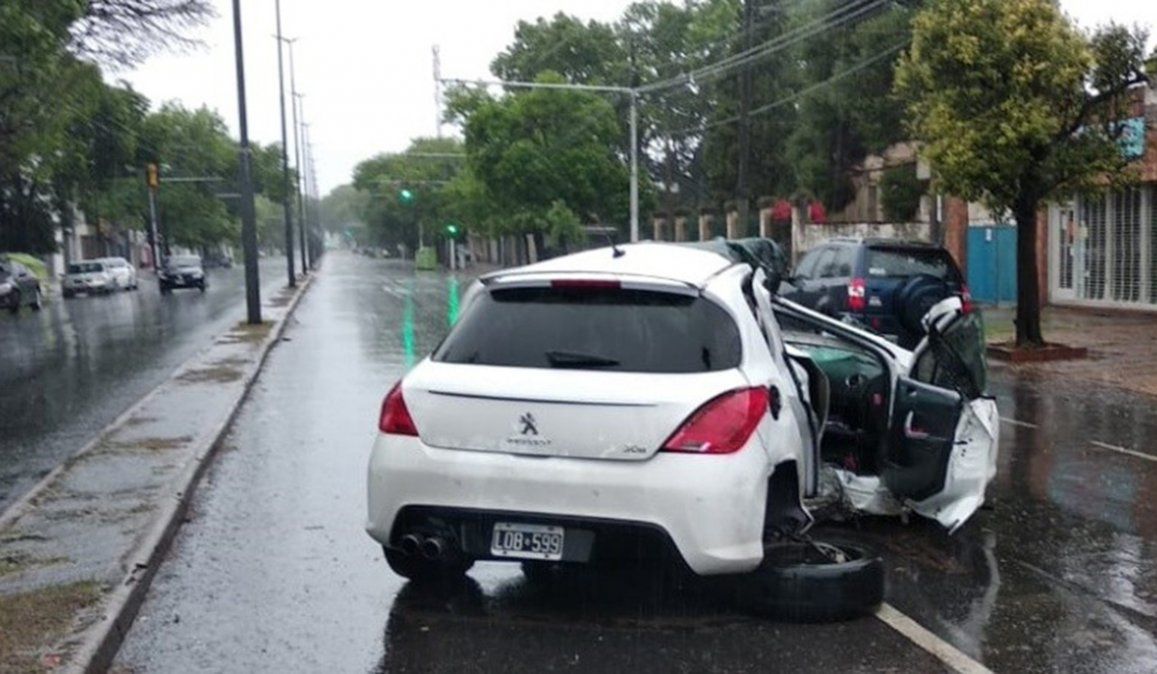 El automóvil Peugeot que colisionó contra un poste de alumbrado y provocó la muerte de la joven, que iba como acompañante. Su madre pide que le devuelvan el teléfono celular