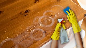 Marcas de vasos y botellas en la madera: el truco para eliminarlas fácilmente Marcas de vasos y botellas en la madera: el truco para eliminarlas fácilmente