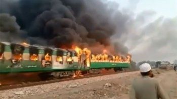 El tren del infierno: explotó una garrafa y murieron más de 70 personas en Pakistán