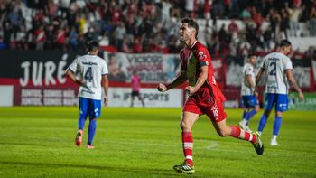 Las lágrimas de Marcelo Eggel tras el triunfo del Deportivo Maipú con Colegiales