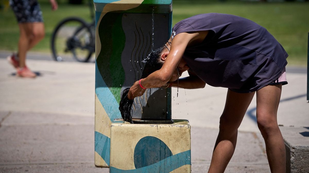 Los mendocinos buscan ejercitarse, a pesar del calor extenuante, y se refrescan con bebederos o fuentes de agua disponibles.