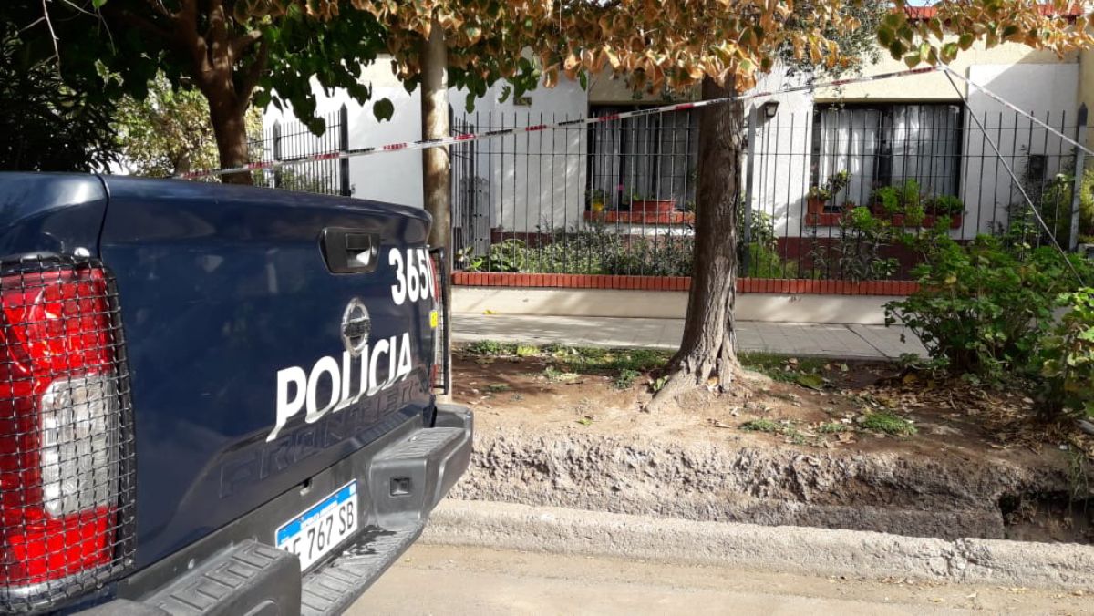 Debido a la muerte de la mujer de 78 años por un infarto provocado por el robo, la casa tuvo un cerco de seguridad para que trabajara la Policía Científica.