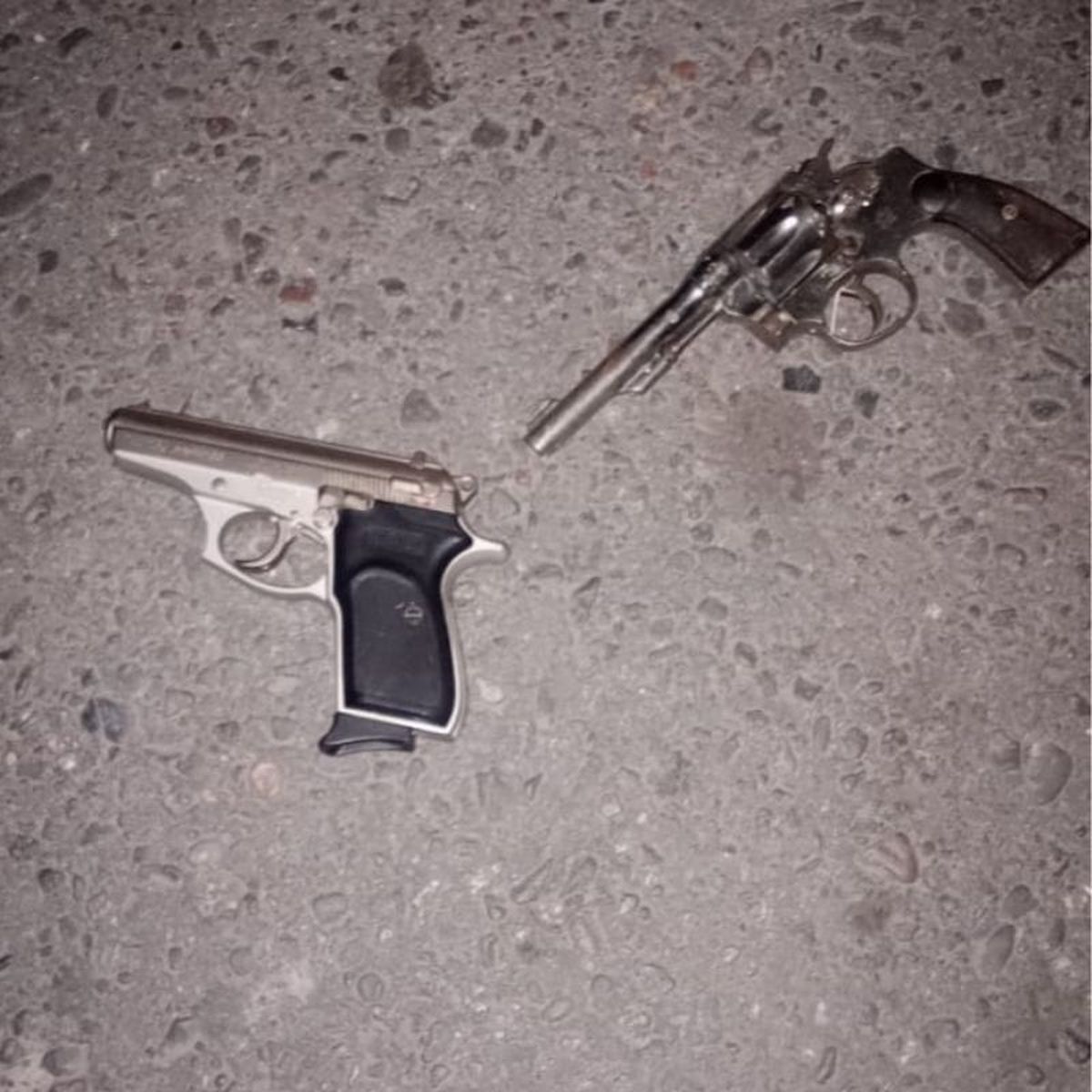 En la zona se encontraron dos armas de fuego: un revólver calibre 32 y una pistola bersa calibre 22 con un cargador colocado. En la zona se encontraron dos armas de fuego: un revólver calibre 32 y una pistola bersa calibre 22 con un cargador colocado.