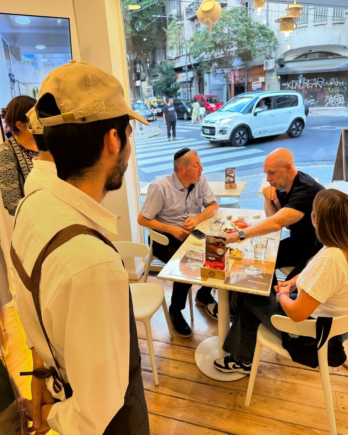 Una de las tantas recorridas y conversaciones con vecinos, de Horacio Rodríguez Larreta. Una de las tantas recorridas y conversaciones con vecinos, de Horacio Rodríguez Larreta.