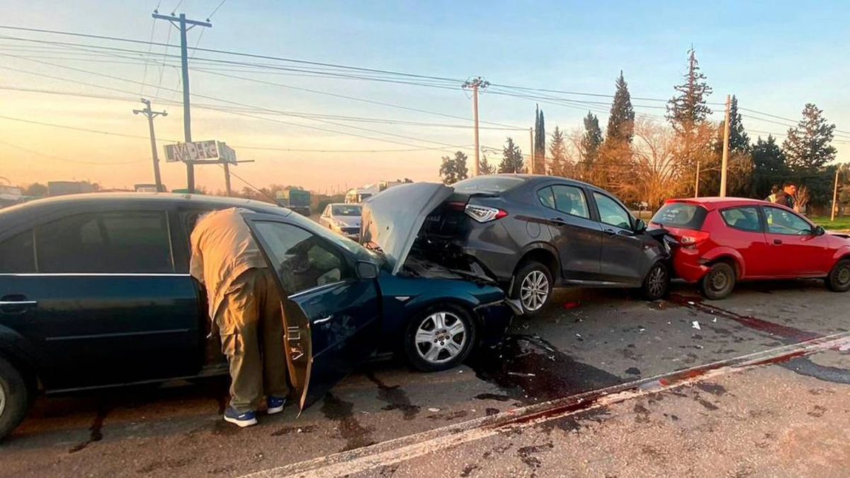 Para que un accidente vial sea considerado choque en cadena necesita la participación de tres autos o más.  Para que un accidente vial sea considerado choque en cadena necesita la participación de tres autos o más.