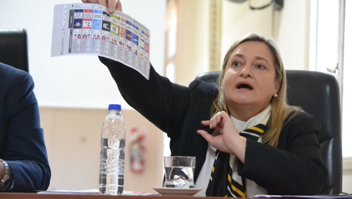 La jueza Susana Pravata mostró cómo serán las boletas para las elecciones de octubre en Mendoza. 