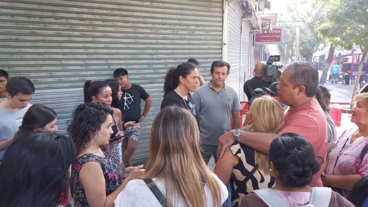 La dueña de los locales siniestrados explicó a los feriantes que no podrían ingresar a buscar los elementos que hubiesen quedado dentro.