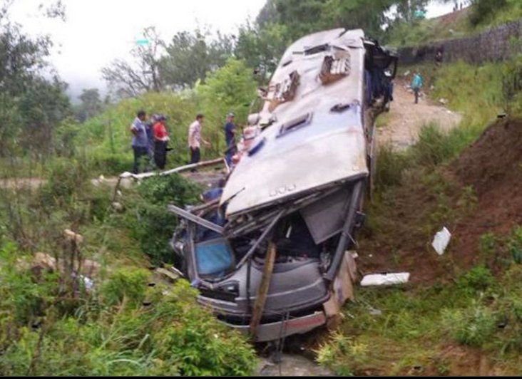 Trágico accidente en Brasil: 9 muertos tras el desbarranco de un micro