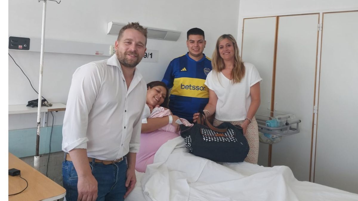 El director del hospital, Fernando Basualdo y la subdirectdora, Natalia Courtis, junto a los padres de Gina, Alan Duffau y Melanie Quiroga. Le entregaron un presente para dar la bienvenida a la niña. El director del hospital, Fernando Basualdo y la subdirectdora, Natalia Courtis, junto a los padres de Gina, Alan Duffau y Melanie Quiroga. Le entregaron un presente para dar la bienvenida a la niña.