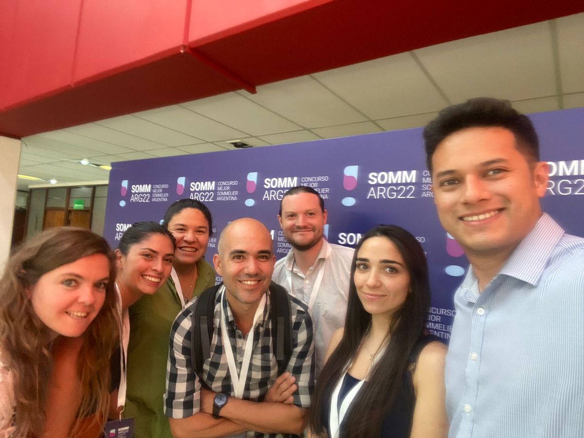 Los mendocinos que participaron del concurso: Noelia Pérez, Antonella Lémoli, Eliana Cinquegrano, Andrés Lafarge, Martín Krausik (sommelier de Durigutti Family Wines que no participó del concurso), Romina Rolón y David Paredes- Todos -salvo Krausik- son de la Escuela Argentina de Sommeliers(EAS) filial Mendoza.