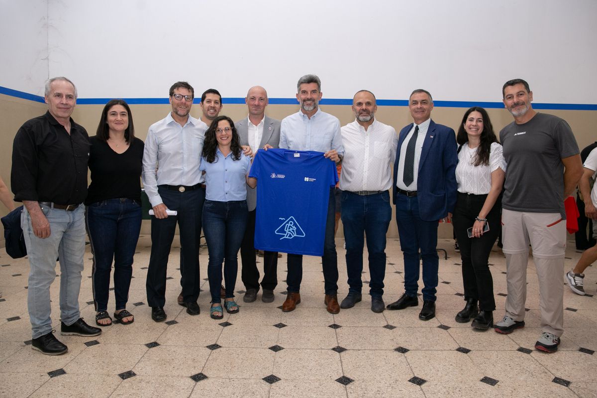 El intendente Ulpiano Suarez lanzó la Escuela Municipal de Senderismo y Montaña en el acto de colación de carreras del IEF (Instituto de Educación Física).