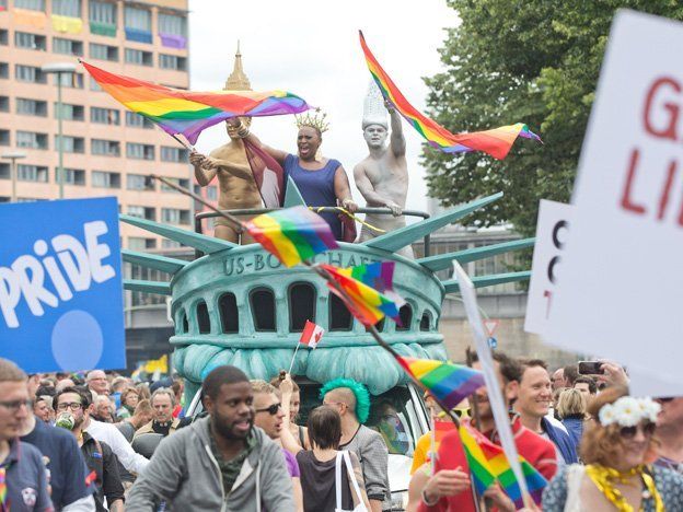 Caravana multicolor en Estados Unidos con diversos desfiles del