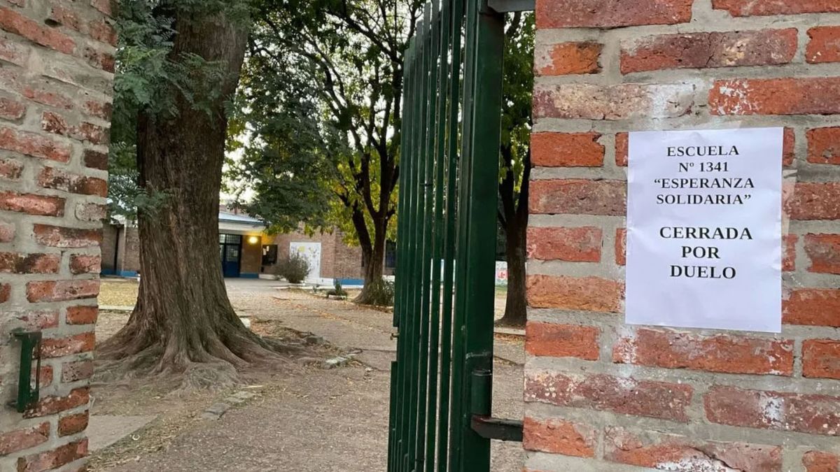 Un docente que daba clases de plástica en una escuela, se descompensó frente a sus alumnos y murió en pocos segundos Un docente que daba clases de plástica en una escuela, se descompensó frente a sus alumnos y murió en pocos segundos