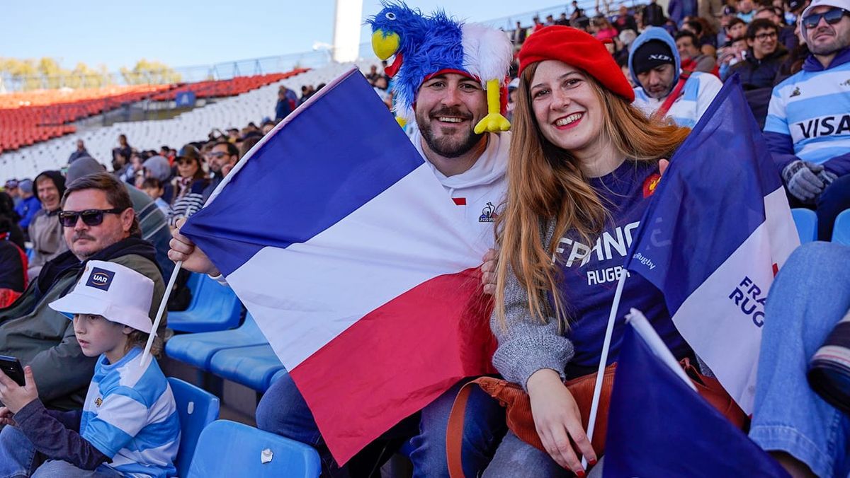 Los franceses Jean y Anabelle apoyando a su selección en el Malvinas. Fotos: Axel Lloret Los franceses Jean y Anabelle apoyando a su selección en el Malvinas. Fotos: Axel Lloret