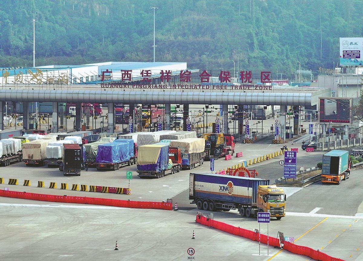 Los camiones pasan por la aduana en la Zona de Libre Comercio Integrada Pingxiang de Guangxi, en la región autónoma de la etnia zhuang de Guangxi, cerca de la frontera entre China y Vietnam. ZHOU HUA / XINHUA Los camiones pasan por la aduana en la Zona de Libre Comercio Integrada Pingxiang de Guangxi, en la región autónoma de la etnia zhuang de Guangxi, cerca de la frontera entre China y Vietnam. ZHOU HUA / XINHUA