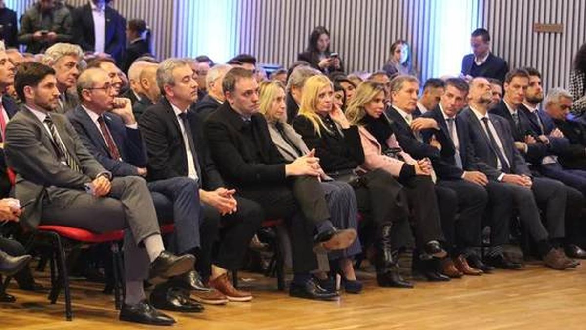 Empresarios y funcionarios escucharon al presidente Javier Milei en la Bolsa de Comercio de Rosario. Empresarios y funcionarios escucharon al presidente Javier Milei en la Bolsa de Comercio de Rosario.