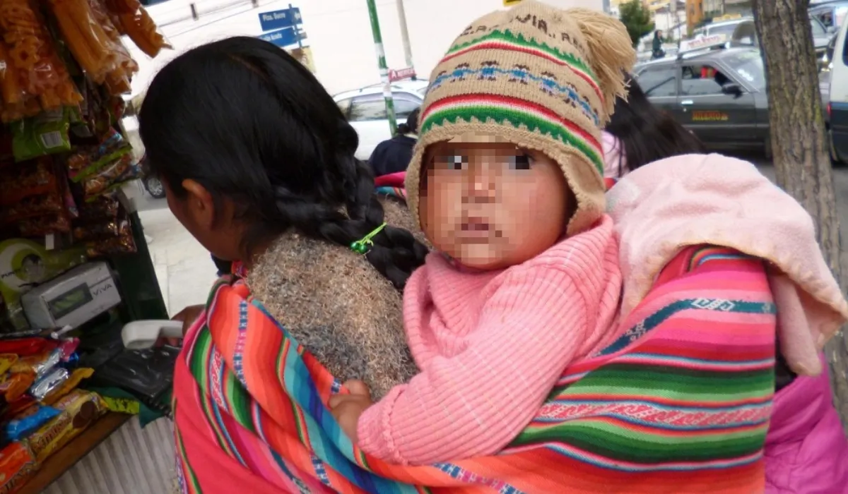 Tragedia familiar: una bebé murió asfixiada cuando iba atada a la espalda de su madre Tragedia familiar: una bebé murió asfixiada cuando iba atada a la espalda de su madre