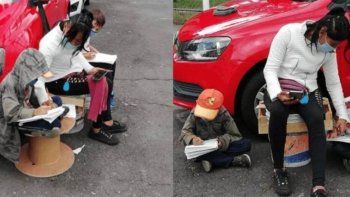 Una madre usa internet callejera para las clases de sus hijos