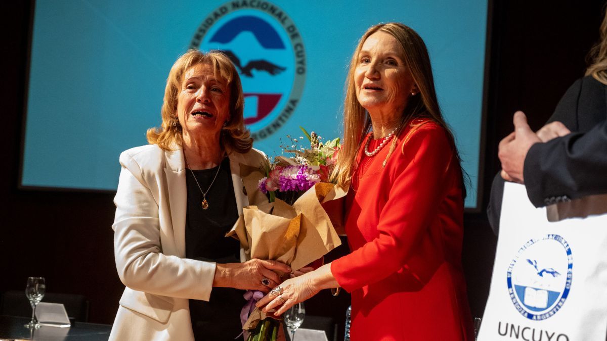 Adriana García, la nueva rectora, junto a la rectora saliente, Esther Sanchez. García contó que las reuniones con ella fueron en un tono amable para realizar la transicisión. Adriana García, la nueva rectora, junto a la rectora saliente, Esther Sanchez. García contó que las reuniones con ella fueron en un tono amable para realizar la transicisión.