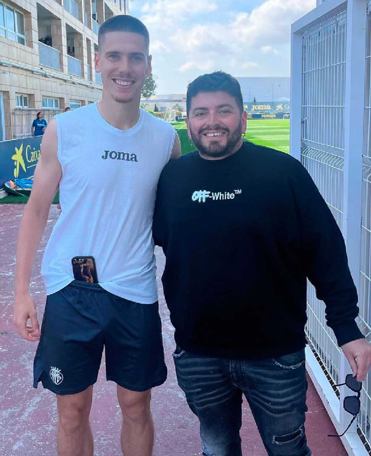 Juan Foyth, codiciado por el Barcelona, recibió en Villarreal a Diego Maradona Jr