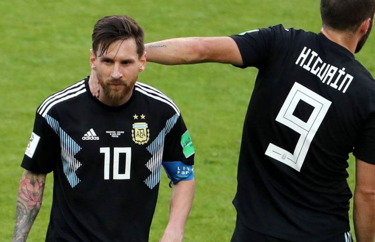 En Rusia 2018, camiseta negra para el debut con empate con Islandia