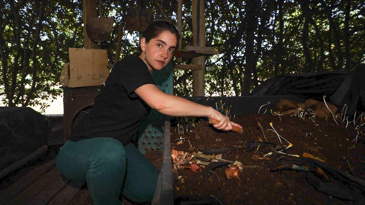 Zoé Palmés es ingeniera en Recursos Naturales Renovables y en 2020 creó una fabrica de composteras. Zoé Palmés es ingeniera en Recursos Naturales Renovables y en 2020 creó una fabrica de composteras.