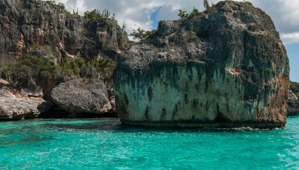 Esta playa tiene formaciones rocosas de piedra caliza modeladas por la erosi&oacute;n.