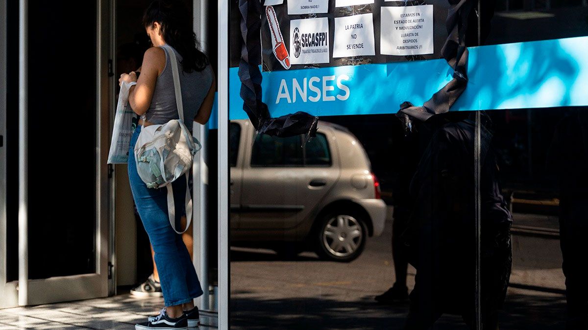 ANSES, por única vez, paga un bono extraordinario que supera los $180.000 en abril. ANSES, por única vez, paga un bono extraordinario que supera los $180.000 en abril.