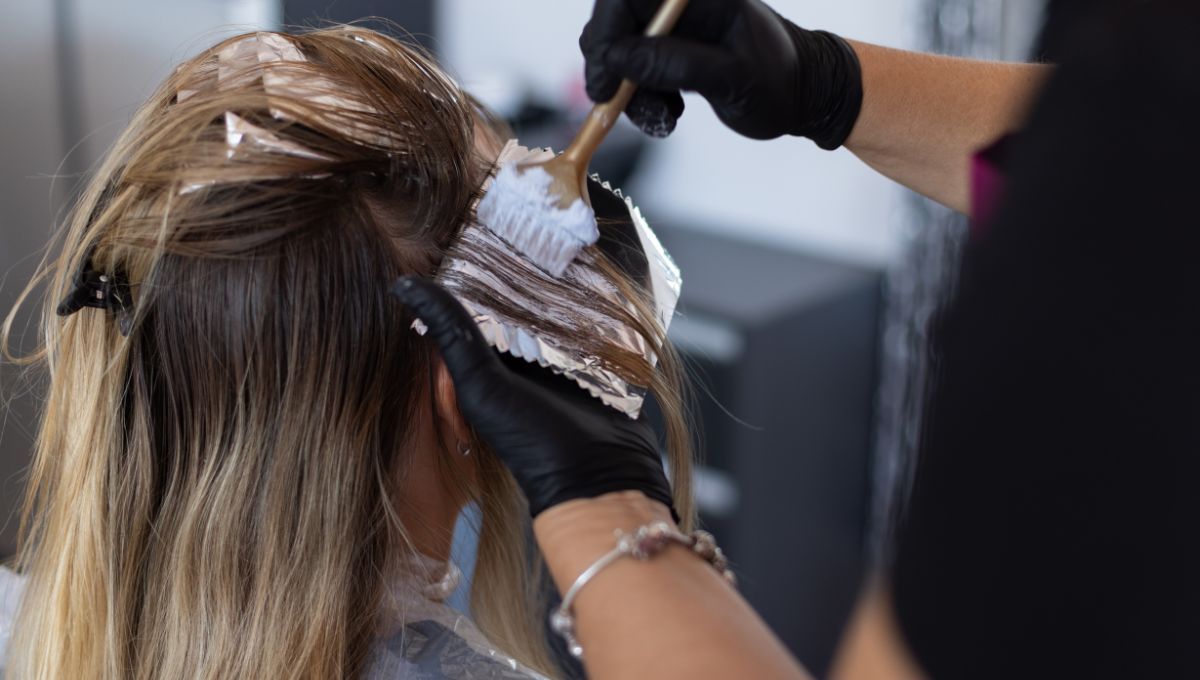 Cómo hacer un tinte libre de químicos en casa para el cabello de color rubio