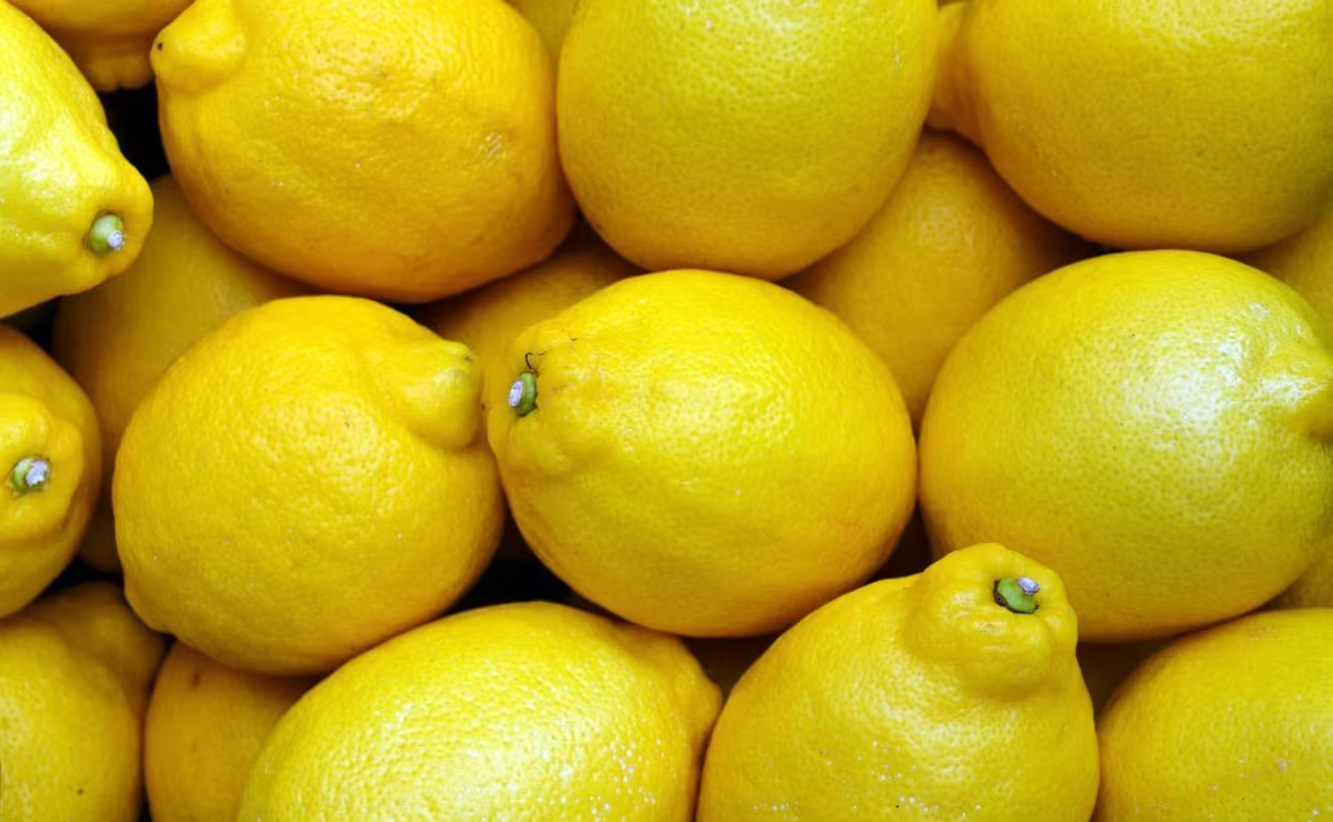 Utiliza las cáscaras de limón para hacer este truco. Imagen: Freepik