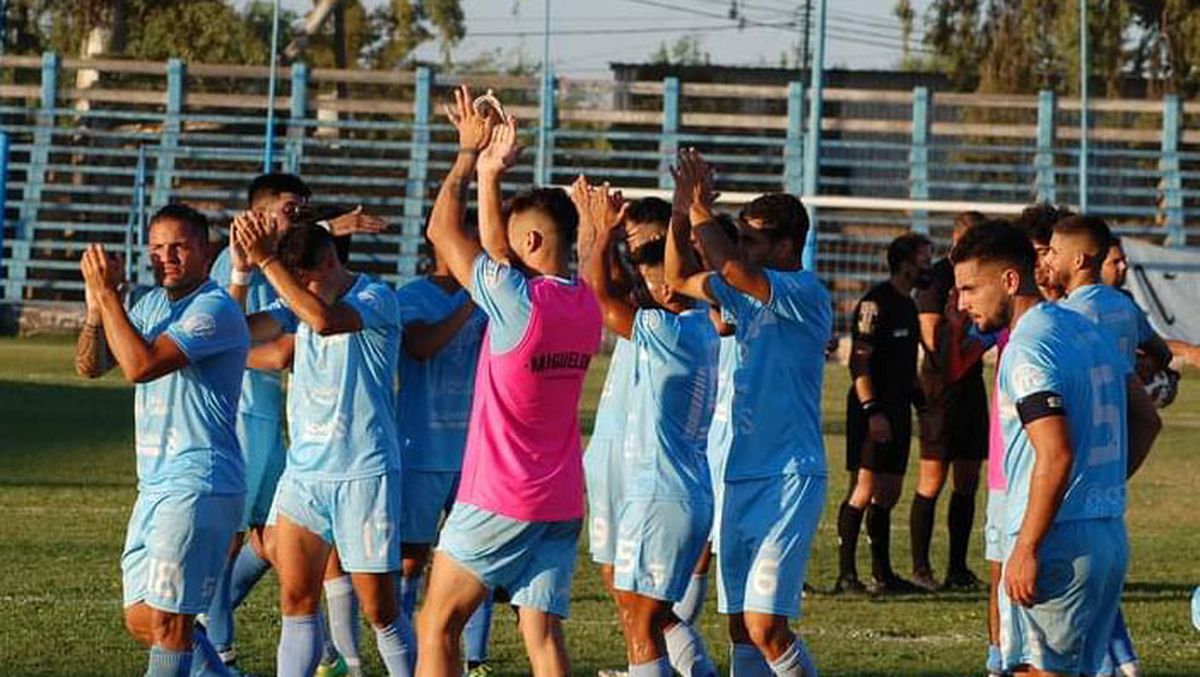 Los jugadores agradecen el gran apoyo de los simpatizantes.