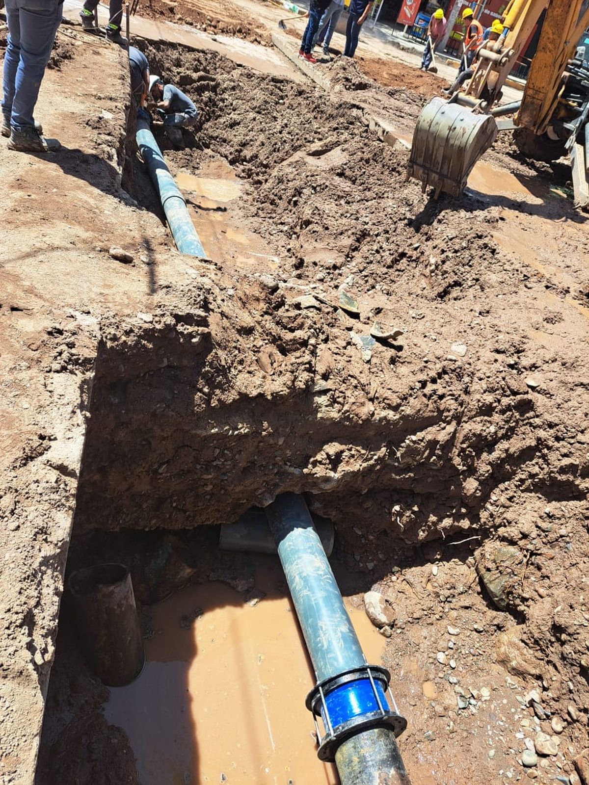 Reparación de un caño de agua en San Juan y Vicente Zapata. En el lugar se realiza una modernización del sistema de agua y de cloacas. Reparación de un caño de agua en San Juan y Vicente Zapata. En el lugar se realiza una modernización del sistema de agua y de cloacas.