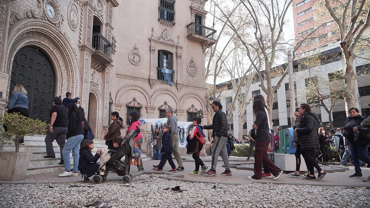 Desde temprano, el viernes pasaron uno a uno los fanáticos de los Enanitos Verdes para despedir a Marciano Cantero en el Ministerio de Cultura y Turismo de la Provincia.