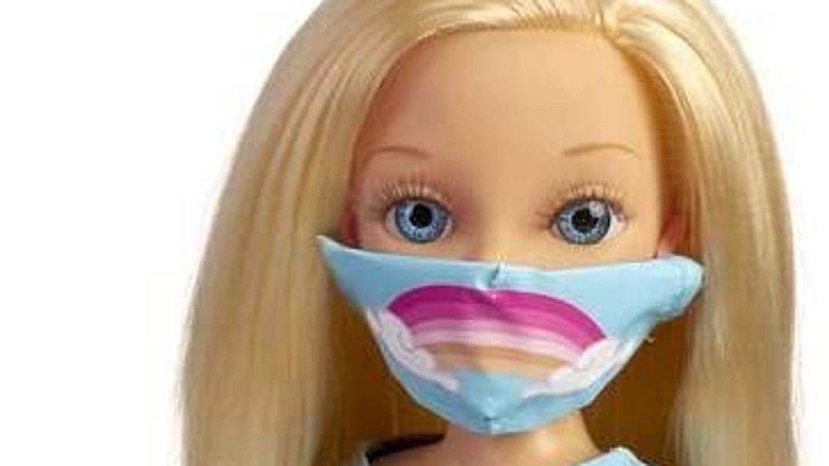 Muñecas con mascarillas y barbijos a las que se curar si dan positivo de coronavirus.