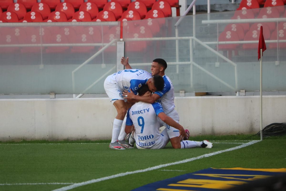 Godoy Cruz goleó 4 a 1 a Independiente en Avellaneda
