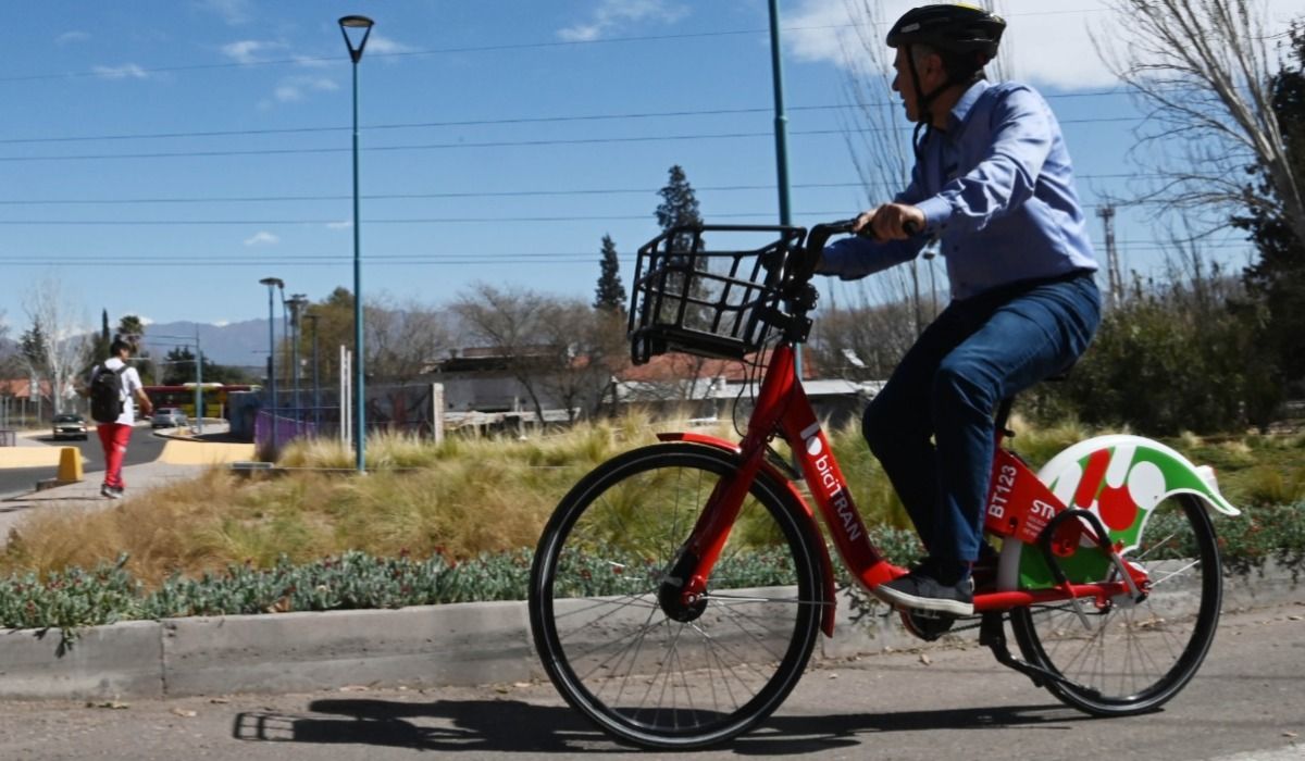 Cornejo usando las bicicletas públicas del Gran Mendoza. Cornejo usando las bicicletas públicas del Gran Mendoza.