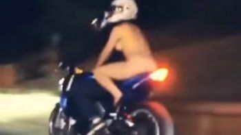 Se paseó desnuda en moto por toda la ciudad