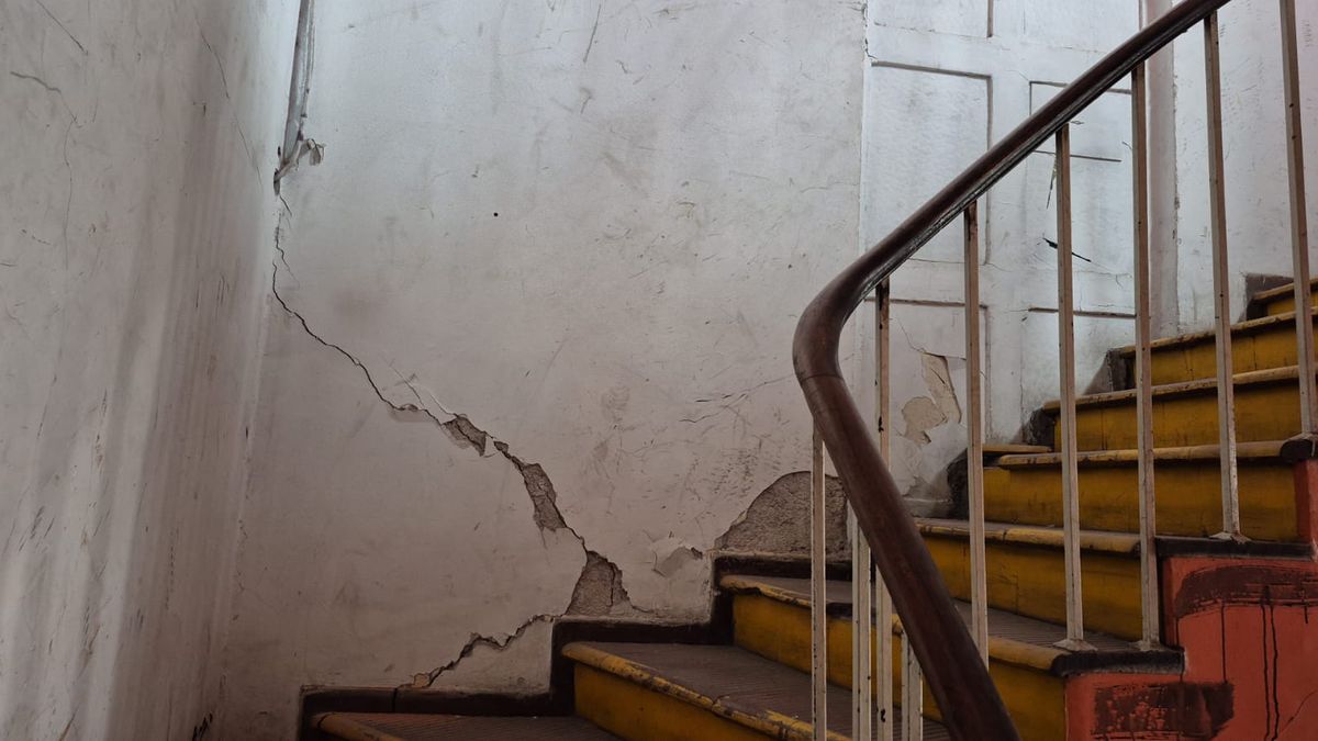 El estado del edificio clausurado de la Municipalidad de Las Heras. Tiene peligro de derrumbe. El estado del edificio clausurado de la Municipalidad de Las Heras. Tiene peligro de derrumbe.