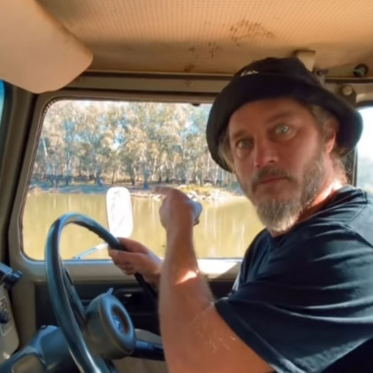 Travis Fimmel lejos de su papel como Ragnar en Vikingos. Travis Fimmel lejos de su papel como Ragnar en Vikingos.