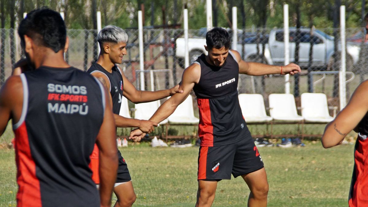 Ezequiel Almirón y Matías Viguet, dos de los jugadores que se quedaron en el Deportivo Maipú. Ezequiel Almirón y Matías Viguet, dos de los jugadores que se quedaron en el Deportivo Maipú.