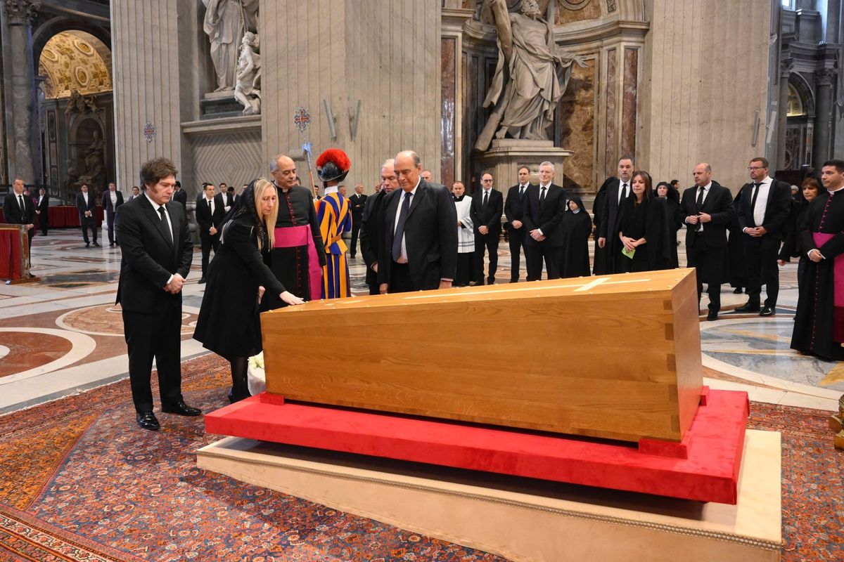 Javier Milei y partede su equipo en el funeral del papa Francisco. Javier Milei y partede su equipo en el funeral del papa Francisco.