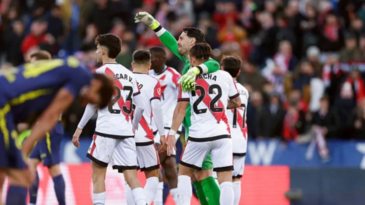 Todo el festejo del Rayo Vallecano que goleó y se alojó del descenso, mientras que el Atlético de Madrid se va bajando de la lucha por el título en LaLiga.
