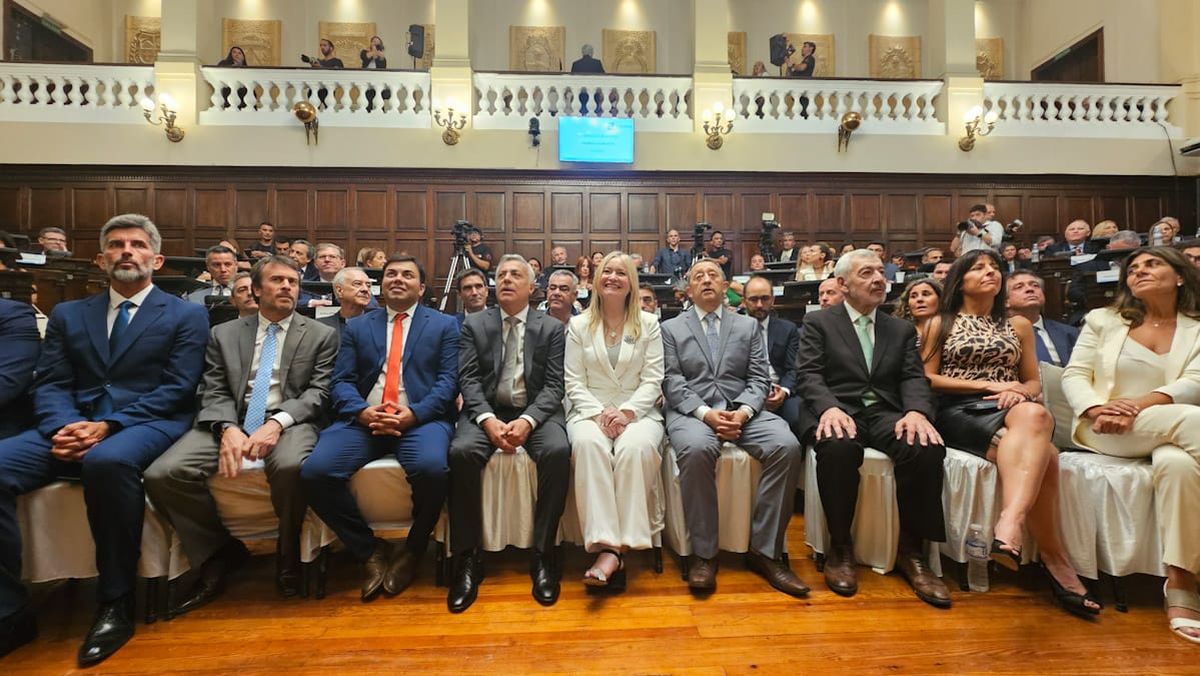Alfredo Cornejo, Hebe Casado y los principales invitados a la Asamblea Legislativa. Alfredo Cornejo, Hebe Casado y los principales invitados a la Asamblea Legislativa.